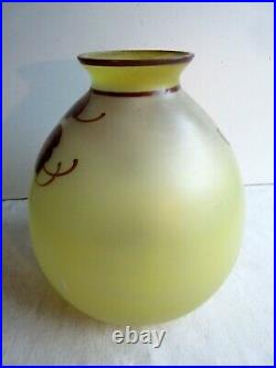 1/a Vase boule Art Déco, verre jaune émaillé de fleurs Passiflore, signé JOMA