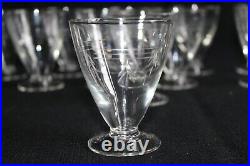 11 verres à apéritif en verre, époque Art déco, décor feuilles H 7.8 cm