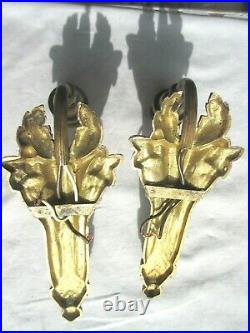 2 Appliques Art Déco, bronze doré sculpté de mûres, tulipe Rose en verre bleu