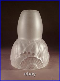 ANDRE DELATTE grande tulipe art déco en verre moulé pressé