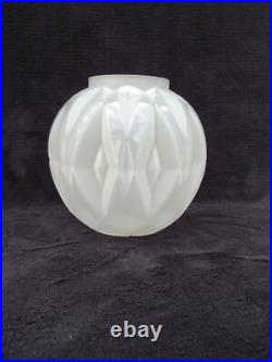 ANDRE HUNEBELLE Vase boule en verre pressé moulé signé A. HUNEBELLE ART DECO
