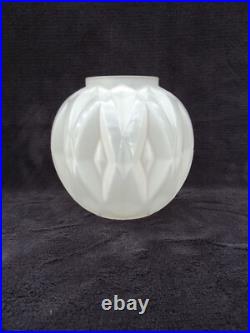 ANDRE HUNEBELLE Vase boule en verre pressé moulé signé A. HUNEBELLE ART DECO