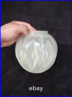 ANDRE HUNEBELLE Vase boule en verre pressé moulé signé A. HUNEBELLE ART DECO