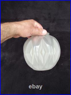 ANDRE HUNEBELLE Vase boule en verre pressé moulé signé A. HUNEBELLE ART DECO