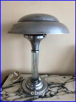 ART DECO Lampe de table en aluminium, le fût en baguettes de verre. H. 39 cm