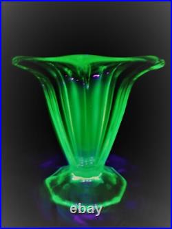 Ancien VASE en verre URANIUM art déco bohème années 30 signé Tchécoslovaquie