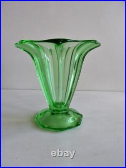 Ancien VASE en verre URANIUM art déco bohème années 30 signé Tchécoslovaquie Ancien VASE en verre URANIUM art déco bohème années 30 signé Tchécoslovaquie