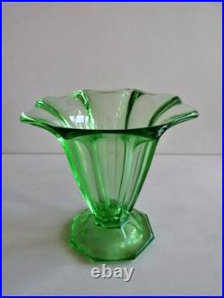Ancien VASE en verre URANIUM art déco bohème années 30 signé Tchécoslovaquie
