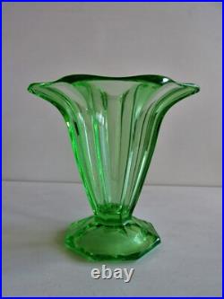 Ancien VASE en verre URANIUM art déco bohème années 30 signé Tchécoslovaquie