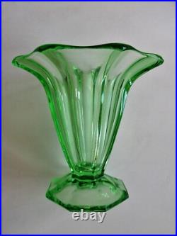 Ancien VASE en verre URANIUM art déco bohème années 30 signé Tchécoslovaquie