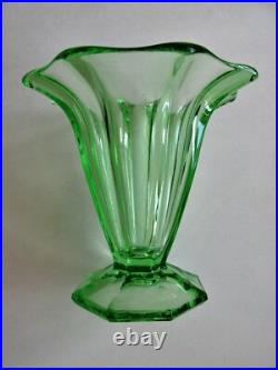 Ancien VASE en verre URANIUM art déco bohème années 30 signé Tchécoslovaquie