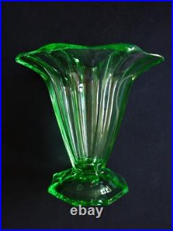 Ancien VASE en verre URANIUM art déco bohème années 30 signé Tchécoslovaquie Ancien VASE en verre URANIUM art déco bohème années 30 signé Tchécoslovaquie
