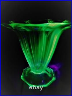 Ancien VASE en verre URANIUM art déco bohème années 30 signé Tchécoslovaquie Ancien VASE en verre URANIUM art déco bohème années 30 signé Tchécoslovaquie