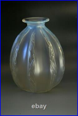 Ancien Vase Art Deco Sabino En Verre Légèrement Opalescent Circa 1928