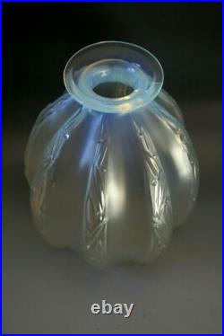 Ancien Vase Art Deco Sabino En Verre Légèrement Opalescent Circa 1928