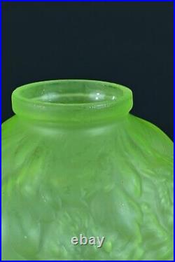 Ancien beau vase en ouraline Art Déco décor aux pivoines en reliefs décor fluor