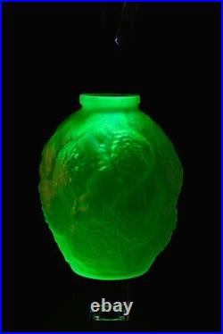 Ancien beau vase en ouraline Art Déco décor aux pivoines en reliefs décor fluor
