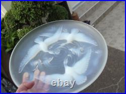 Ancien grand plat en verre pressé moulé Verlys albatroses poissons art déco 1930