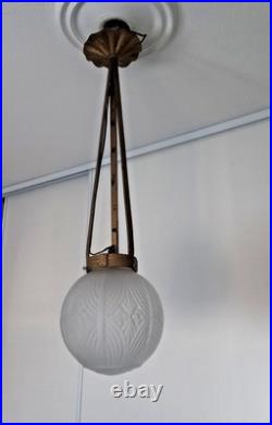 Ancien lustre plafonnier art déco boule en verre moulé pressé Muller Degué