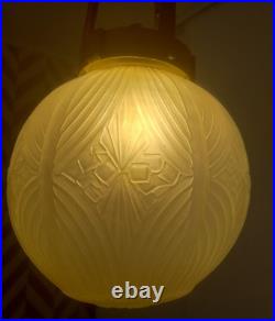 Ancien lustre plafonnier art déco boule en verre moulé pressé Muller Degué