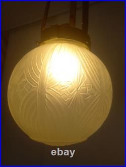 Ancien lustre plafonnier art déco boule en verre moulé pressé Muller Degué