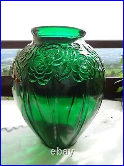 Ancien vase art déco en verre pressé moulé dans le style d'andré hunebelle