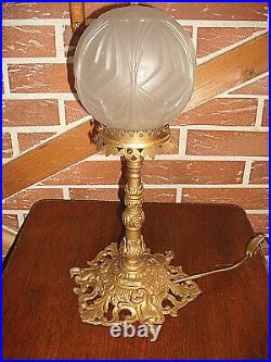 Ancienne lampe en bronze et globe en verre opaque Art déco