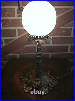 Ancienne lampe en bronze et globe en verre opaque Art déco