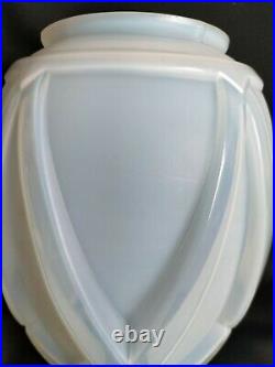 André Hunebelle / Vase verre moulé à double opalescence Modèle Etrusque Art Déco