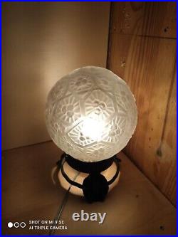 Art Deco Lampe a poser de table globe verre presse moule pied forge motif floral
