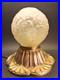 Art Déco Lampe ancienne en laiton repoussé et verre moulé/pressé vers 1925