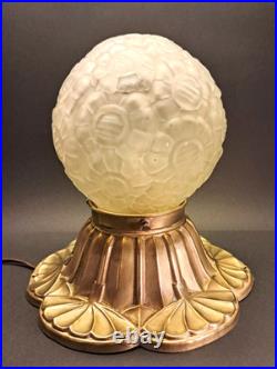 Art Déco Lampe ancienne en laiton repoussé et verre moulé/pressé vers 1925