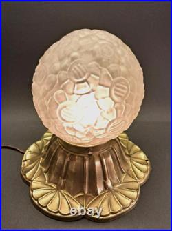 Art Déco Lampe ancienne en laiton repoussé et verre moulé/pressé vers 1925