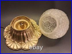 Art Déco Lampe ancienne en laiton repoussé et verre moulé/pressé vers 1925