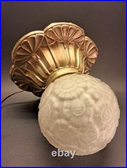 Art Déco Lampe ancienne en laiton repoussé et verre moulé/pressé vers 1925