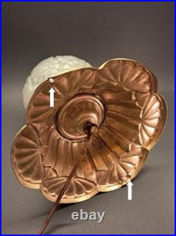 Art Déco Lampe ancienne en laiton repoussé et verre moulé/pressé vers 1925