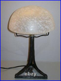 Art Déco Lampe en fer forgé et pate de verre marmoréen vers 1935 (Schneider)