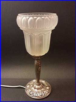 Art Déco Lampe en métal nickelé et verre moulé / pressé vers 1925