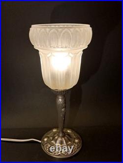 Art Déco Lampe en métal nickelé et verre moulé / pressé vers 1925