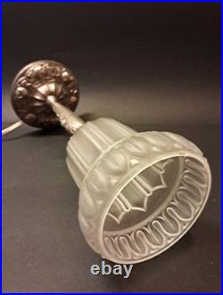 Art Déco Lampe en métal nickelé et verre moulé / pressé vers 1925