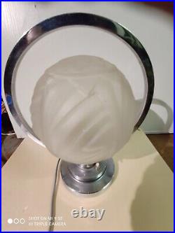 Art Deco Lampe moderniste a poser de table globe verre presse moule pied nickelé