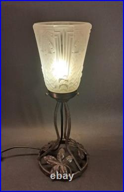 Art Déco lampe en fer forgé et tulipe en verre pressé signé Muller Frères