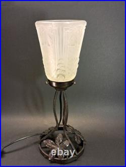 Art Déco lampe en fer forgé et tulipe en verre pressé signé Muller Frères