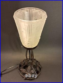 Art Déco lampe en fer forgé et tulipe en verre pressé signé Muller Frères