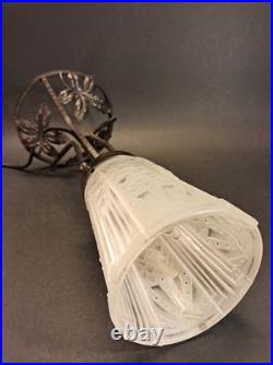 Art Déco lampe en fer forgé et tulipe en verre pressé signé Muller Frères