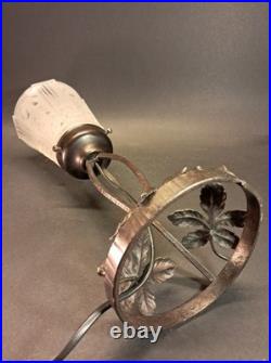 Art Déco lampe en fer forgé et tulipe en verre pressé signé Muller Frères