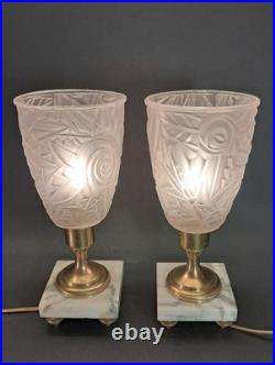 Art Déco paire de lampes en marbre, laiton et verre pressé vers 1930