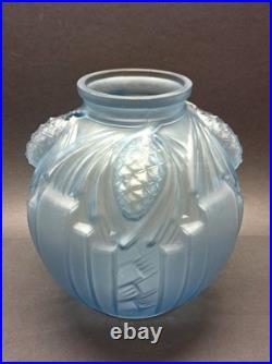 Art Déco vase en verre pressé à décor de pommes de pin vers 1925 sig. De Cagny