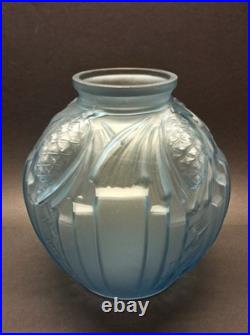 Art Déco vase en verre pressé à décor de pommes de pin vers 1925 sig. De Cagny