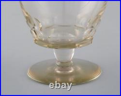 Baccarat, France. Huit verres Art déco coupés à facettes. Art glass, 1930 / 4